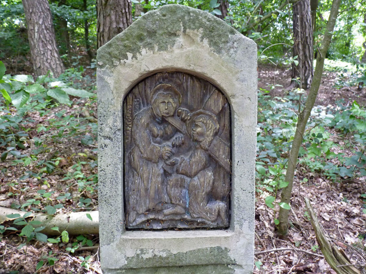 Die sieben Fußfälle an der Weingartenkapelle in Naumburg (Foto: Karl-Franz Thiede)